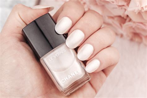 chanel vernis eau de nacre|Chanel le vernis nails.